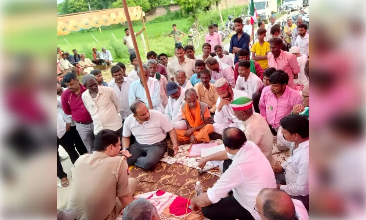 कुबहरा-कमालपुर मार्ग के डामरीकरण की मांग पर धरने पर बैठे ग्रामीण