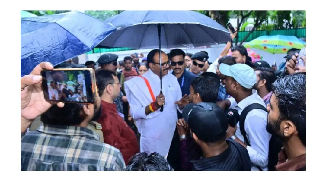 जेई अभ्यार्थियों का डिप्टी सीएम के घर पर प्रदर्शन 