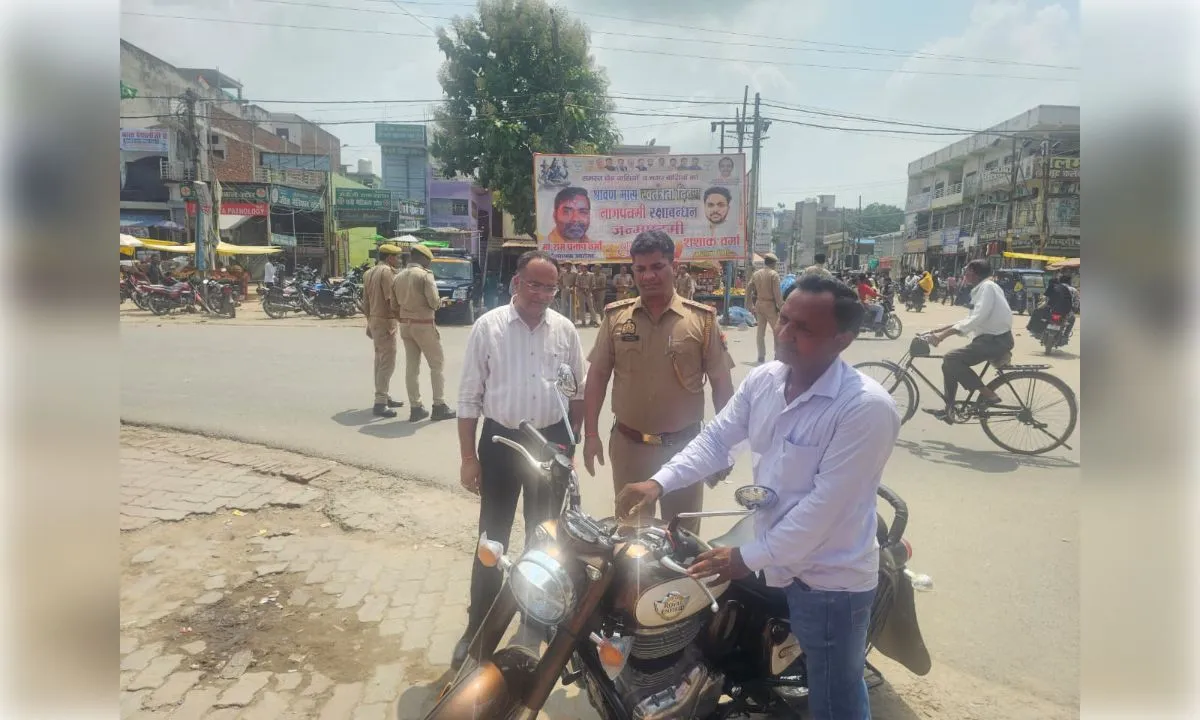 उतरौला में चला वाहन चेकिंग अभियान, नियम तोड़ने वालों का कटा चालान
