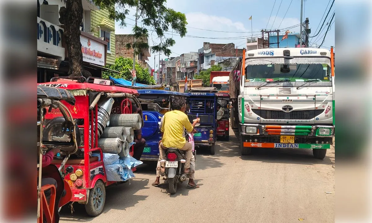 घंटों जाम में फंसा उतरौला, भारी वाहनों और अतिक्रमण से जनता बेहाल