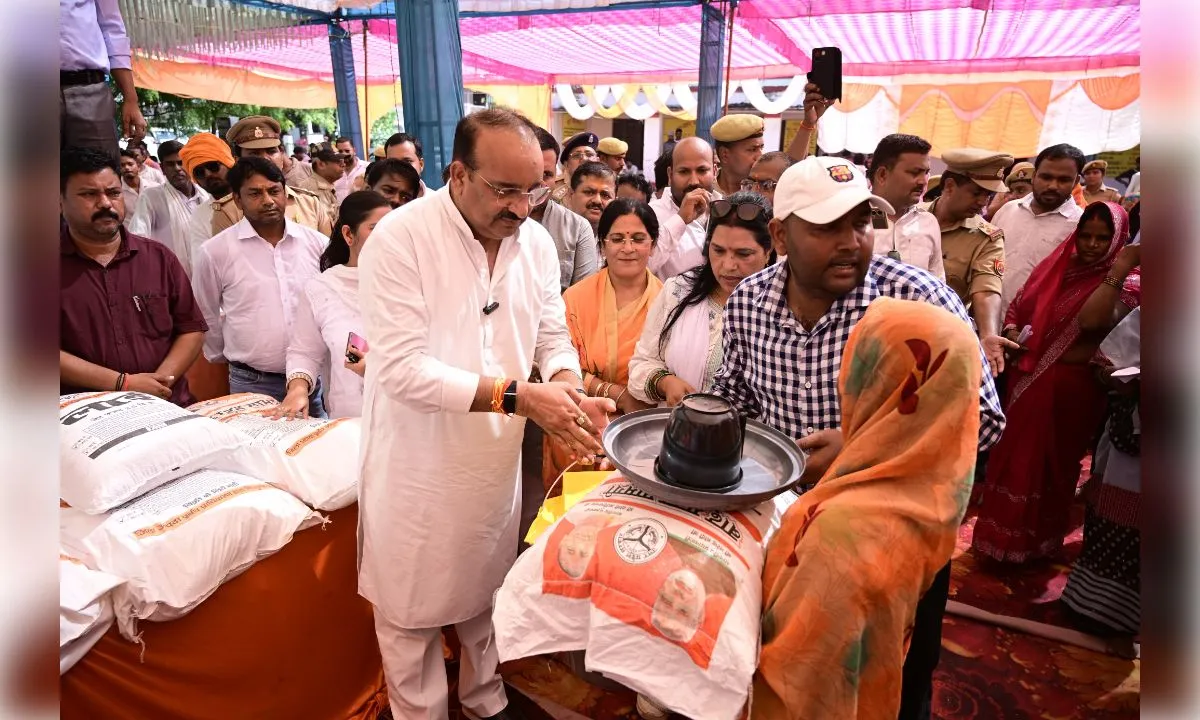 प्रभारी मंत्री ने बाढ़ प्रभावित क्षेत्रों में वितरित की राहत किट
