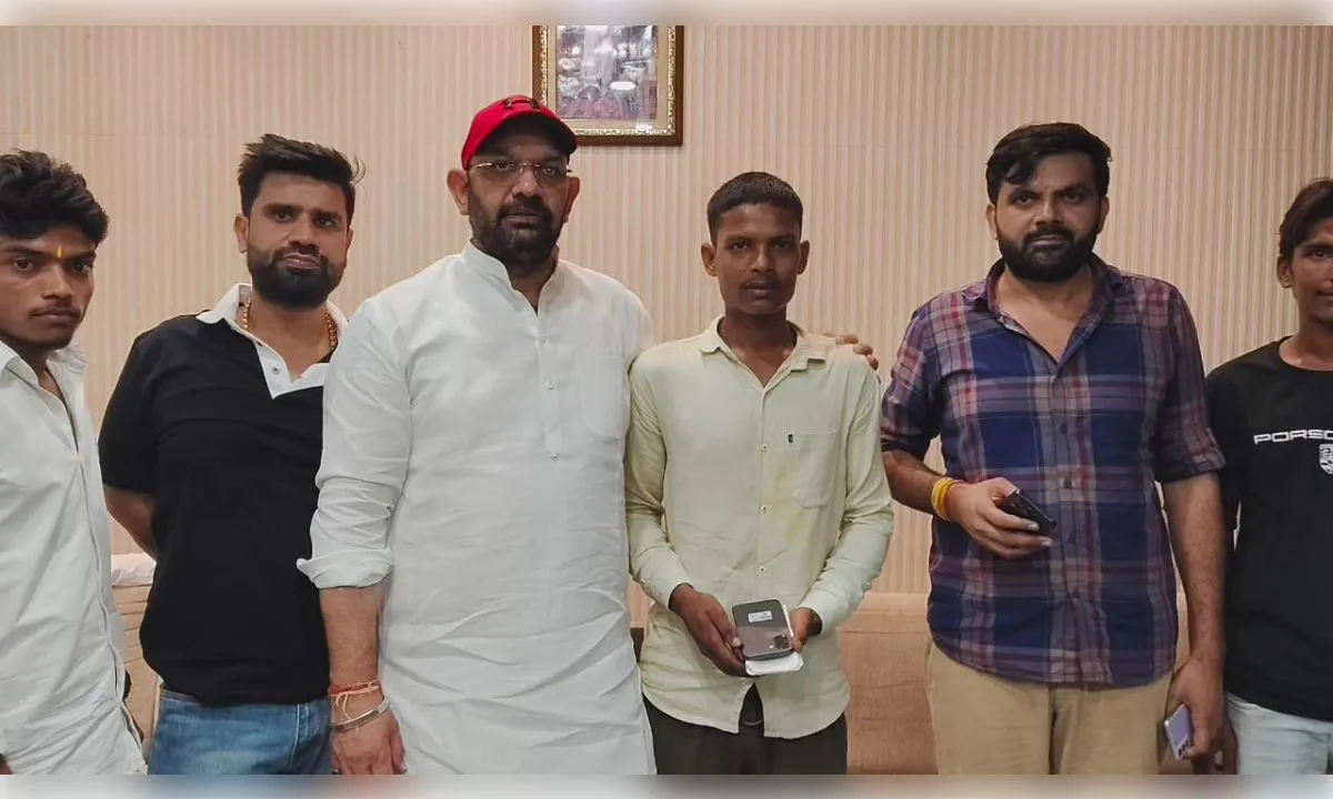 विधायक पंकज मलिक ने दिखाई दरियादिली, डिलीवरी बॉय को दिया नया मोबाइल