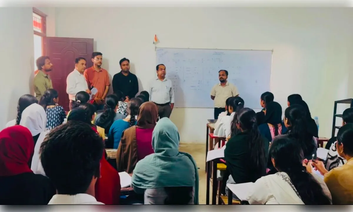 प्रतियोगी परीक्षाओं में सफलता के लिए डिप्टी डायरेक्टर ने दिए टिप्स