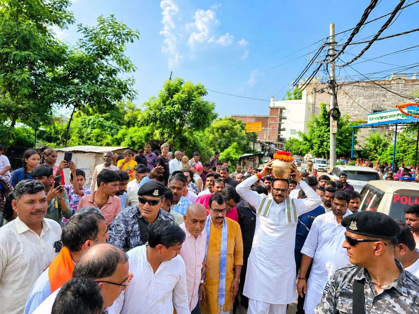 कलश यात्रा का बृजेश पाठक ने किया स्वागत