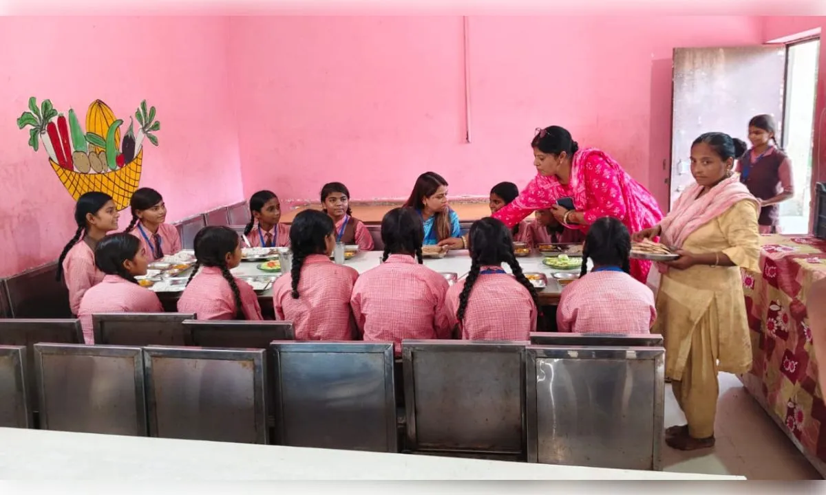 डीएम ने बालिकाओं संग किया भोजन, परखी विद्यालय की व्यवस्थाएं