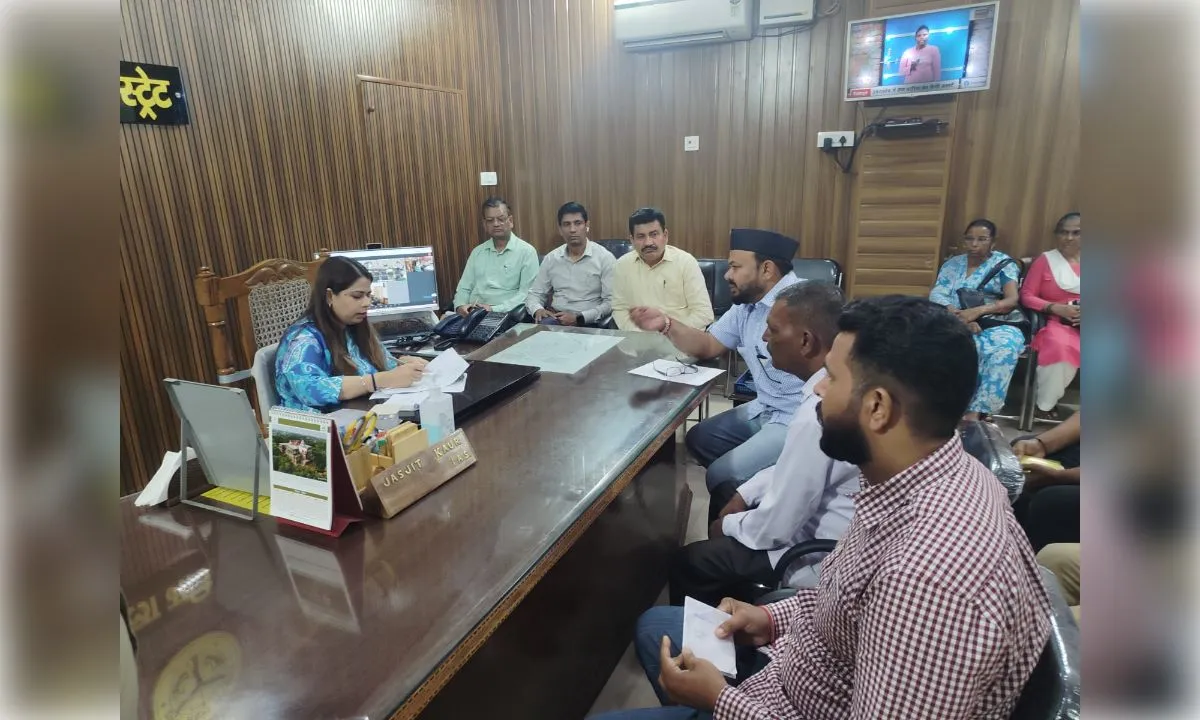 जनसुनवाई में डीएम ने सुनी फरियादियों की समस्याएं, निस्तारण के दिए निर्देश