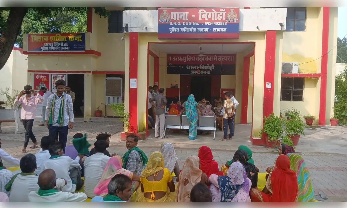 महिलाओं से छेड़खानी व जेवर-नकदी छीनने का आरोप, भाकियू ने दिया धरना