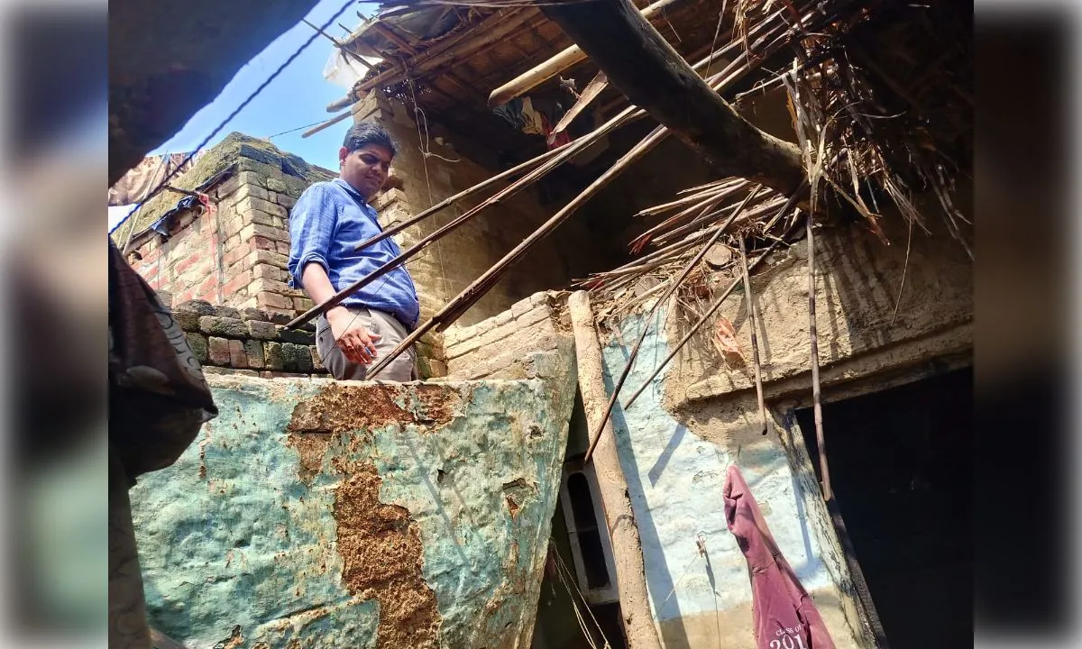 मुजफ्फरनगर ब्रेकिंग: भारी बारिश में विधवा महिला का मकान गिरा