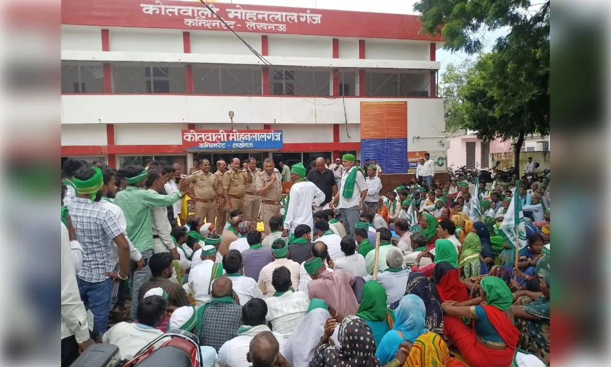 अनियमितताओं के विरोध में किसान यूनियन क्रांति का थाने पर प्रदर्शन