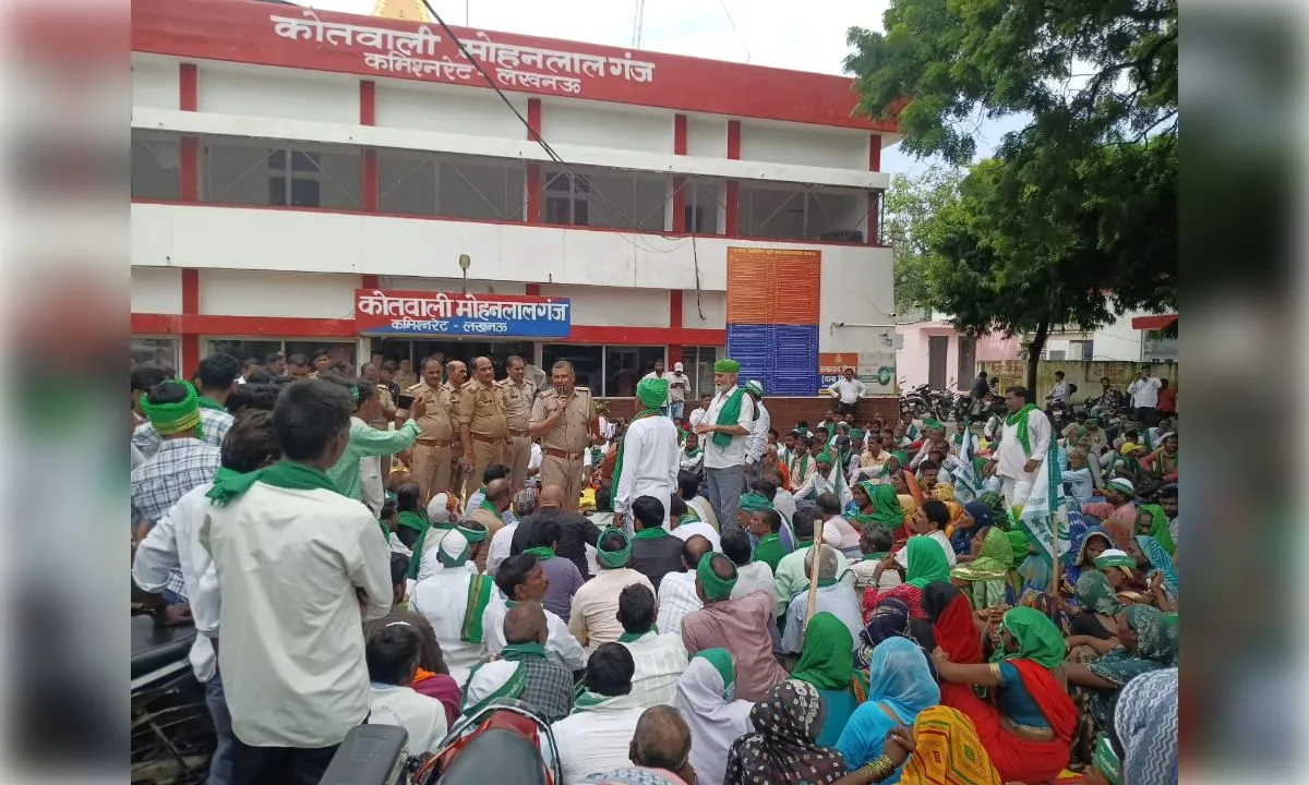 किसान नेता को कोतवाली में बैठाने पर भड़के कार्यकर्ता, दिया धरना