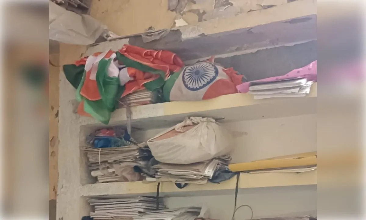 राष्ट्रीय ध्वज के अपमान का आरोप, जिलाधिकारी से शिकायत