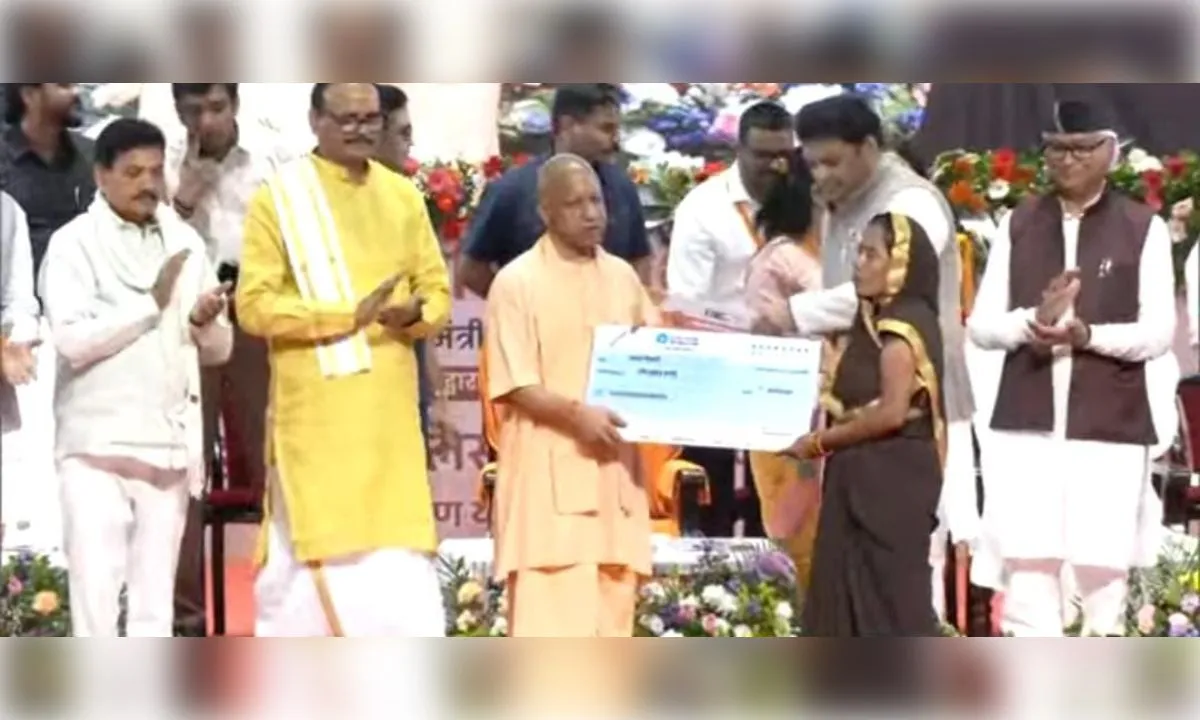 निगोहां की रसोइया आशा तिवारी को मुख्यमंत्री ने किया सम्मानित