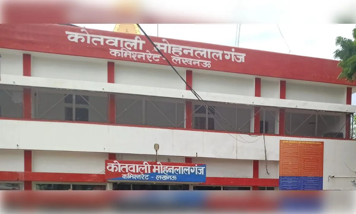 बैखोफ चोरों ने दरवाजे पर खड़े आटो व मोबाइल फोन चोरी