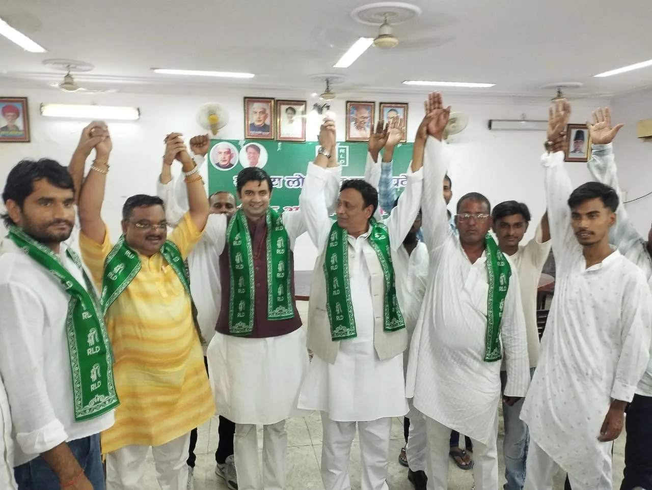 राष्ट्रीय लोकदल का बढ़ा कुनबा, कई नेता शामिल 