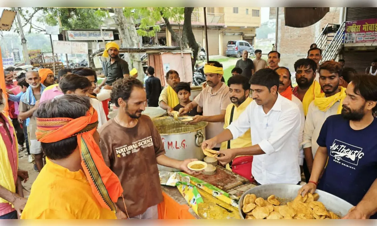मऊ में जय बाबा बर्फानी सेवादल ने विशाल भंडारे का किया आयोजन