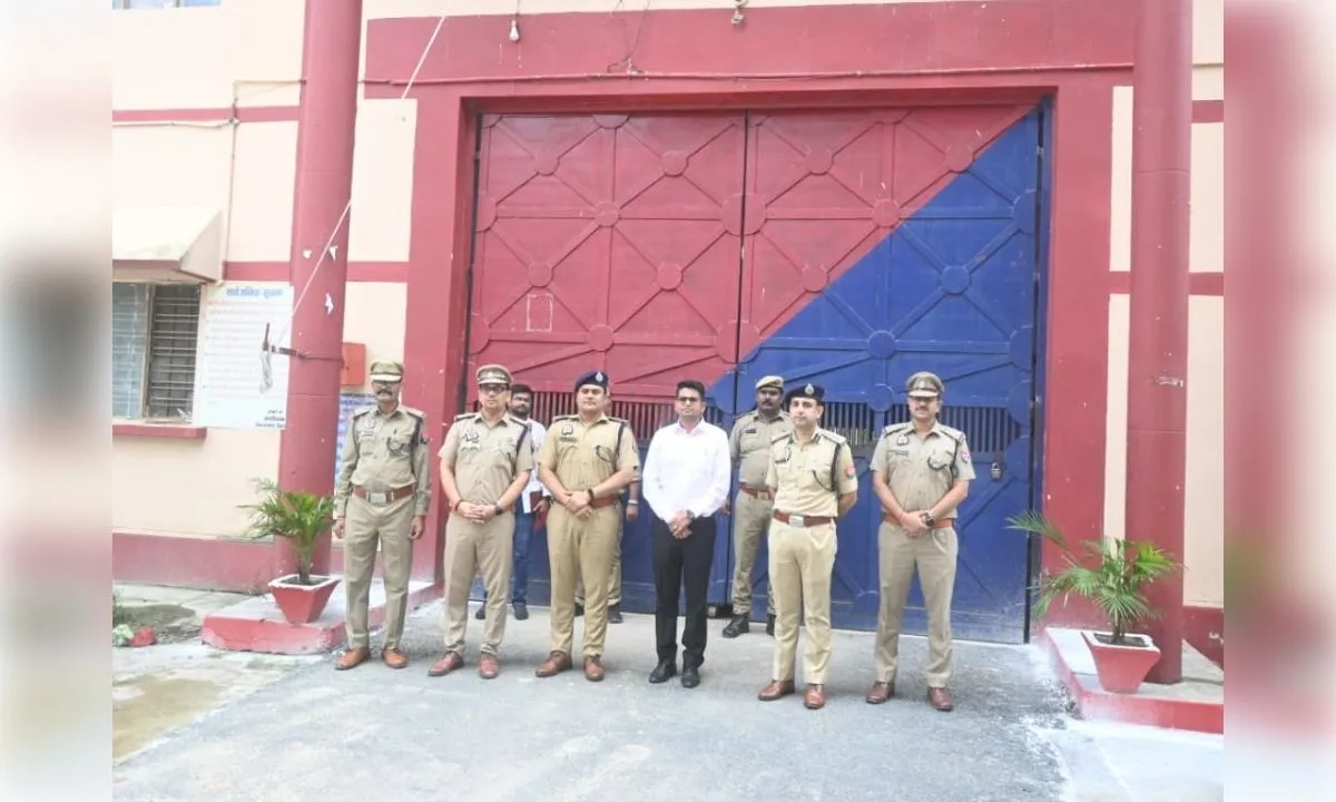 डीएम-एसएसपी द्वारा जिला कारागार सिद्धार्थनगर का औचक निरीक्षण