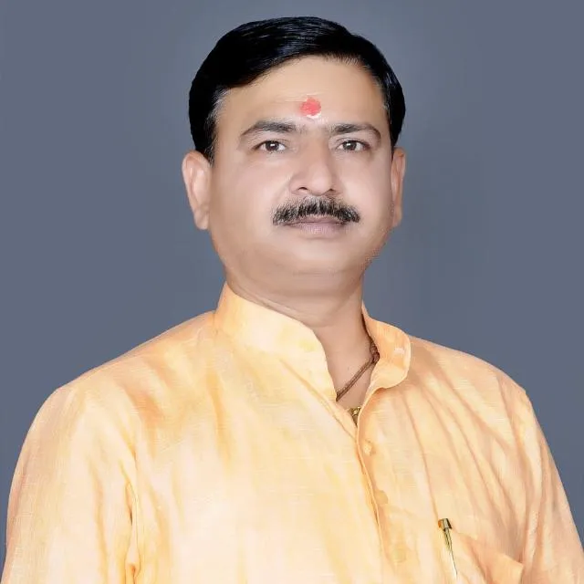 लक्ष्मण टीला पर गंगाजल अर्पण करने वाली महिलाओं को परेशान का आरोप 