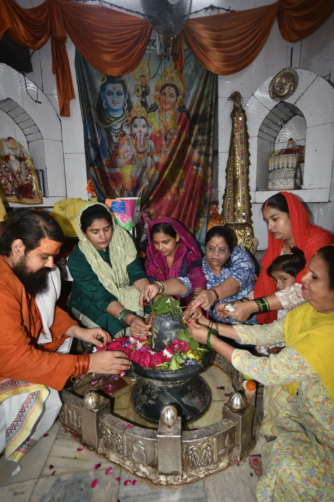 श्री कोतवालेश्वर महादेव को महिलाओं ने बांधी राखी