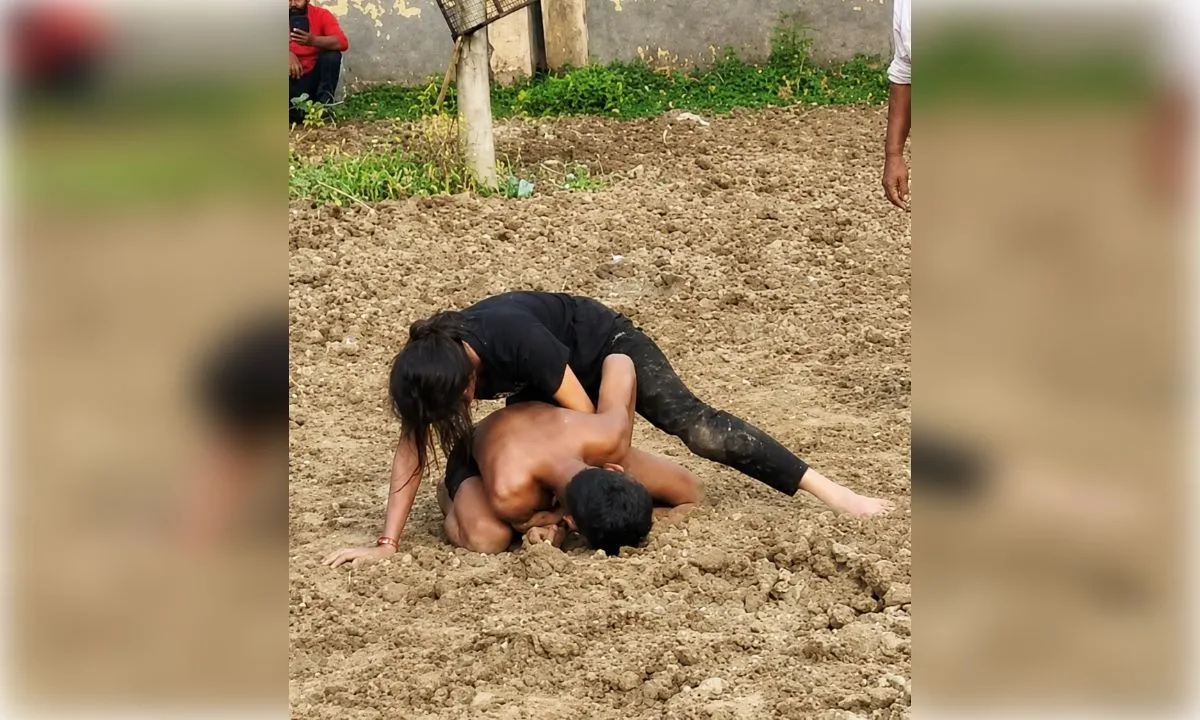 दंगल में महिला पहलवान माही ने पुरुष पहलवानों को दी पटखनी