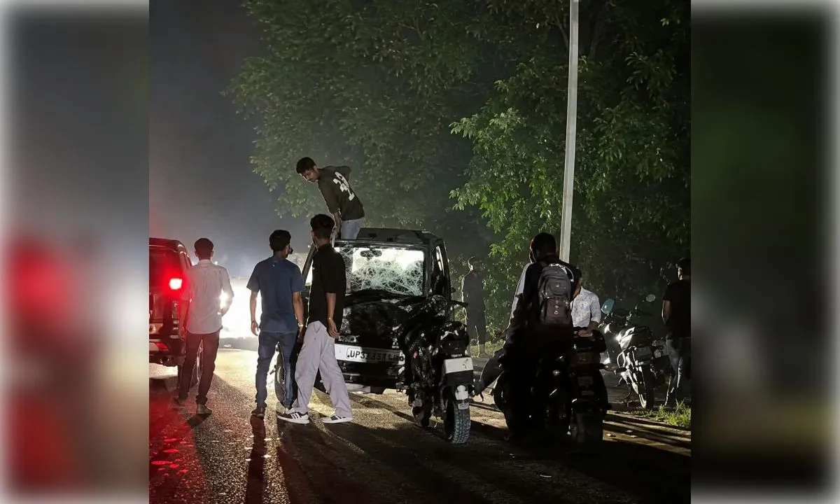 कार की टक्कर से मामा-भांजे घायल, घायलों के परिजनों ने तोड़ी कार