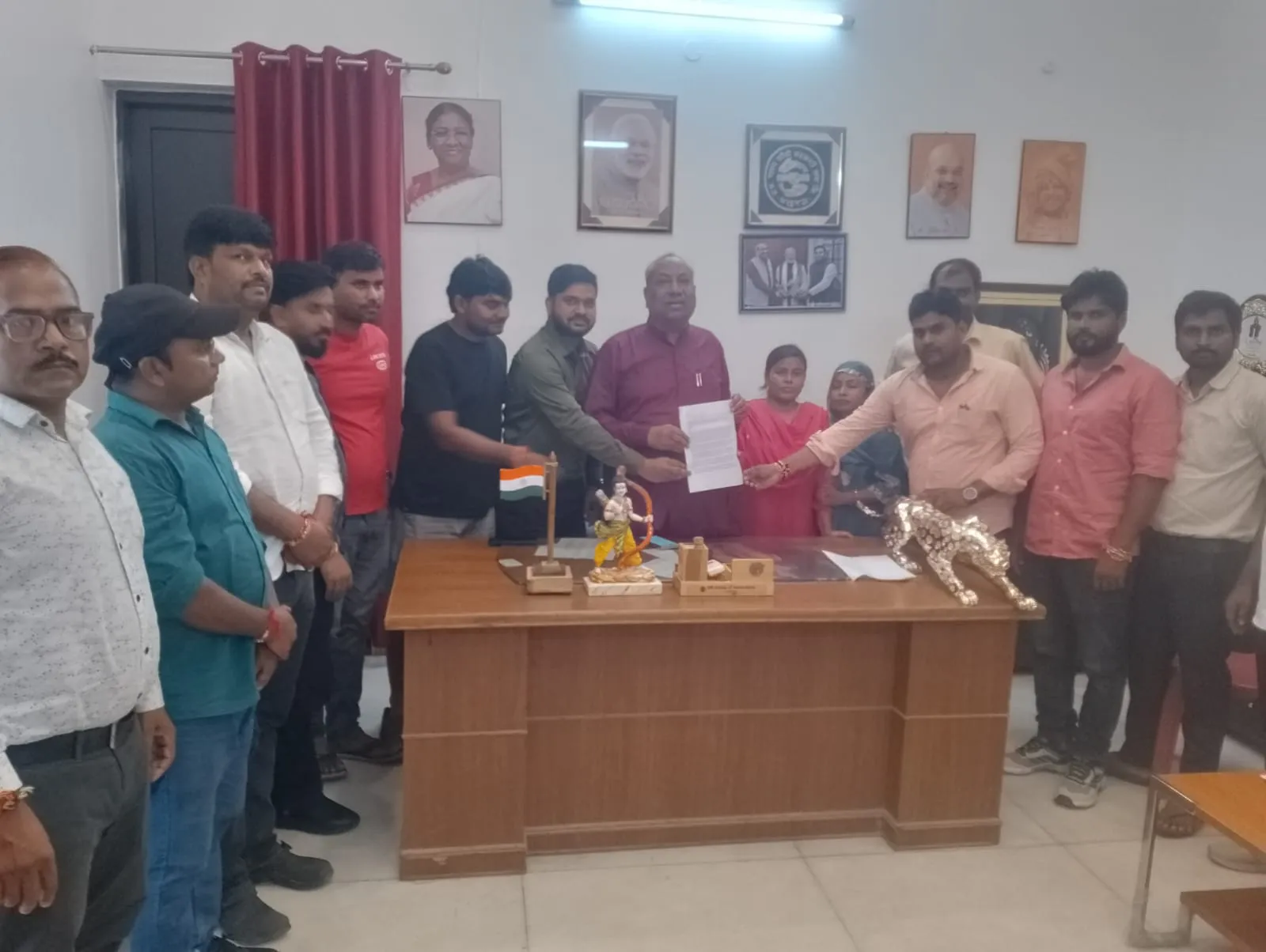 अभ्यर्थियों का संजय निषाद के घर पर प्रदर्शन 