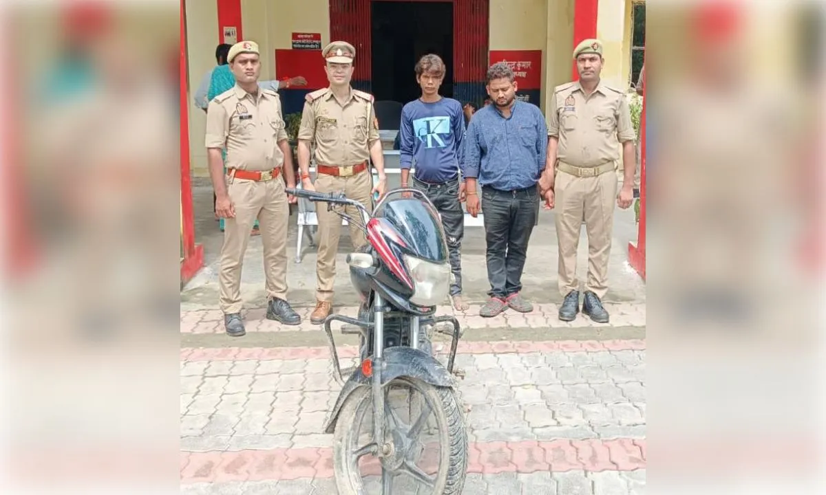 पुलिस ने 24 घंटे के अन्दर दबोचे दो शातिर चोर, बाइक बरामद