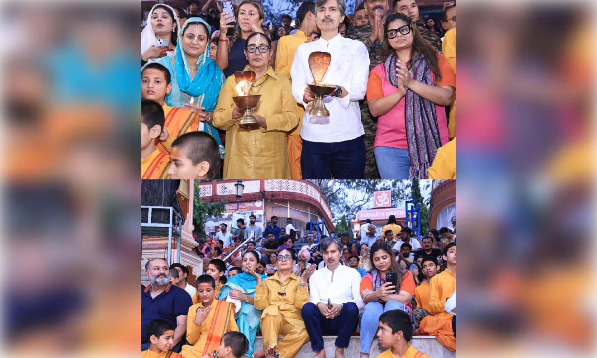 जसपिंदर नरूला पहुंचीं परमार्थ निकेतन, गंगा आरती में हुईं शामिल