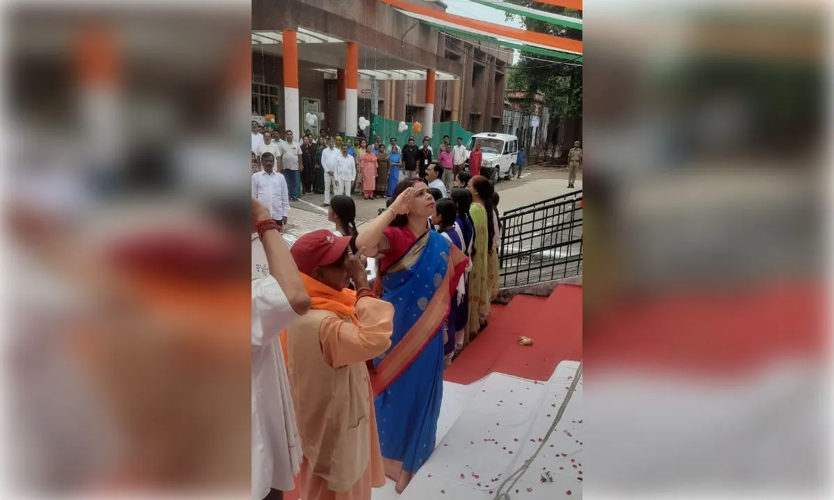 स्वतंत्रता दिवस पर कलेक्ट्रेट में जिलाधिकारी ने किया ध्वजारोहण