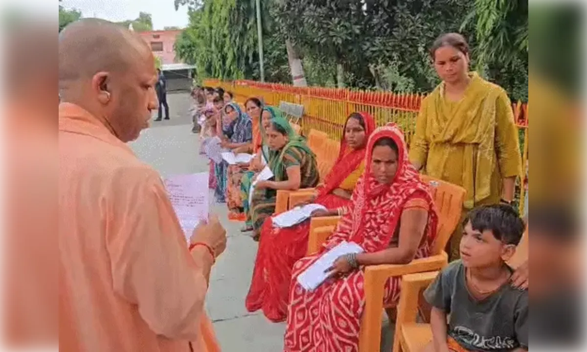 ‘जनता दर्शन’ में 200 लोगों ने सीएम योगी के सामने रखी अपनी फरियाद
