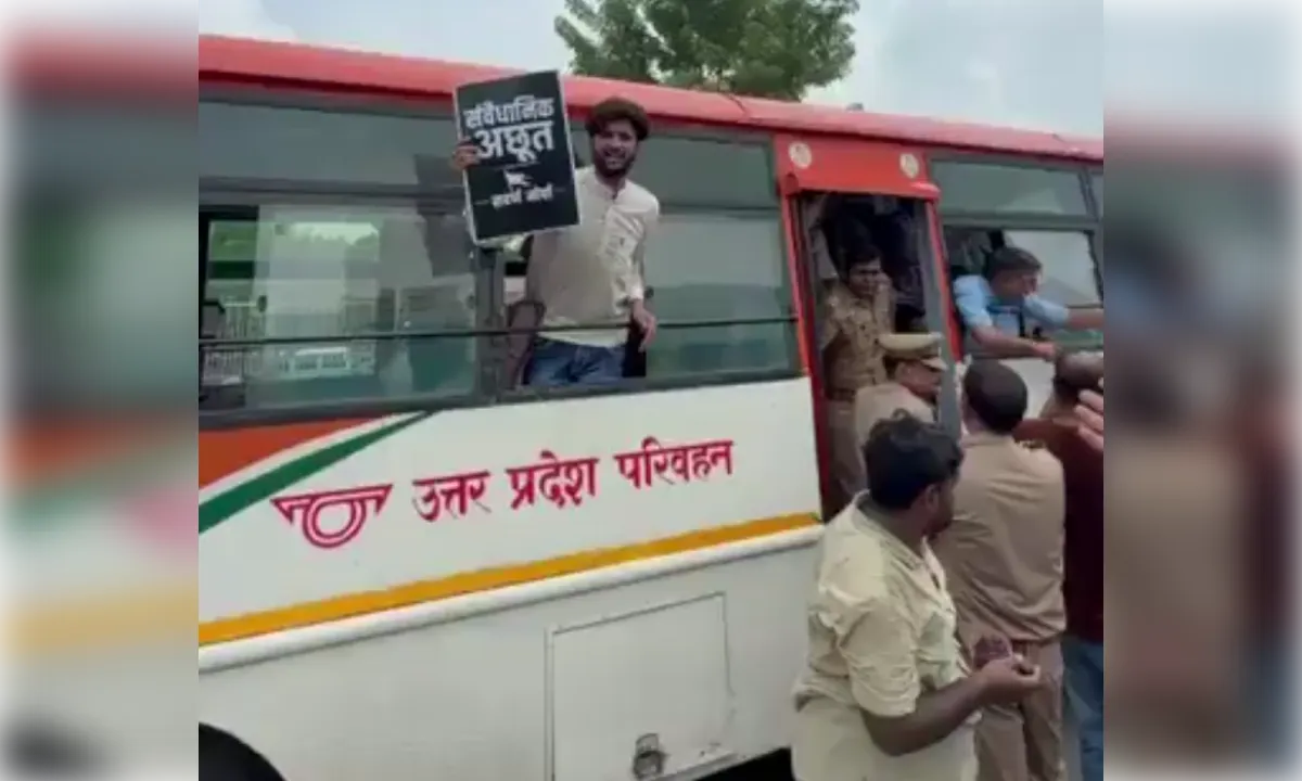 यूजीसी नियमों के विरोध में उतरें सैकड़ों लोग, ‘रोलबैक’ के लगे नारे