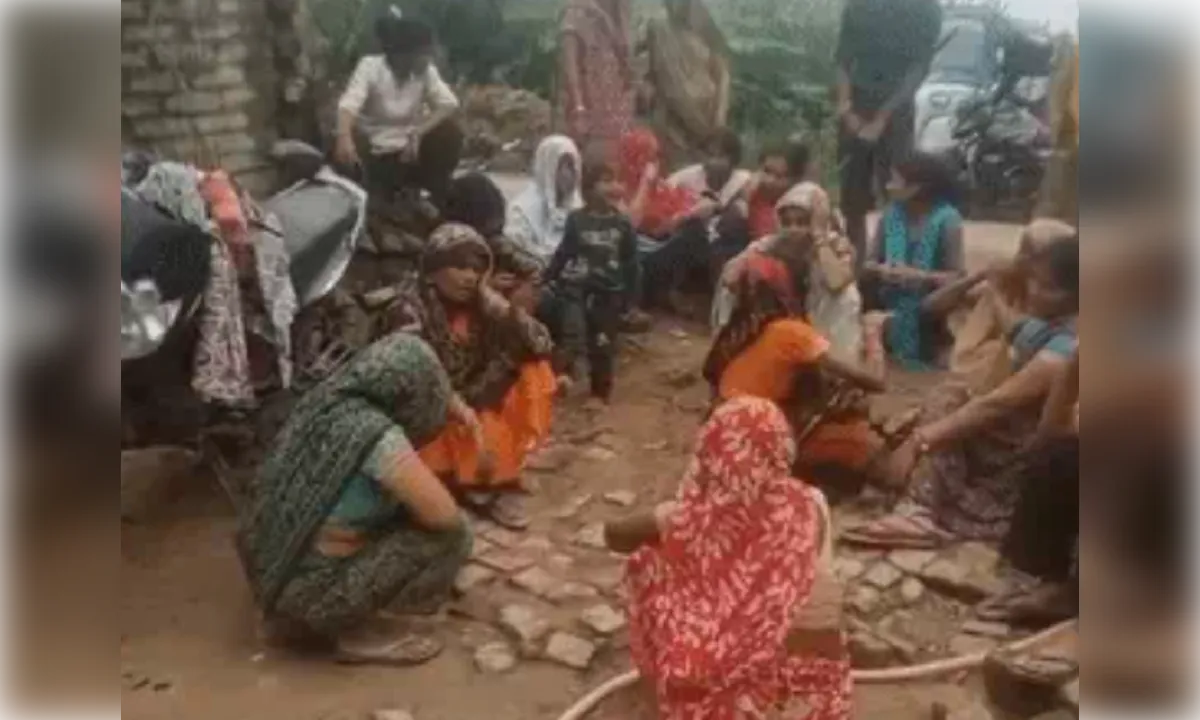 सोते वक्त टूटा मौत का कहर, युवक पर गिरी पशुबाड़े की छत