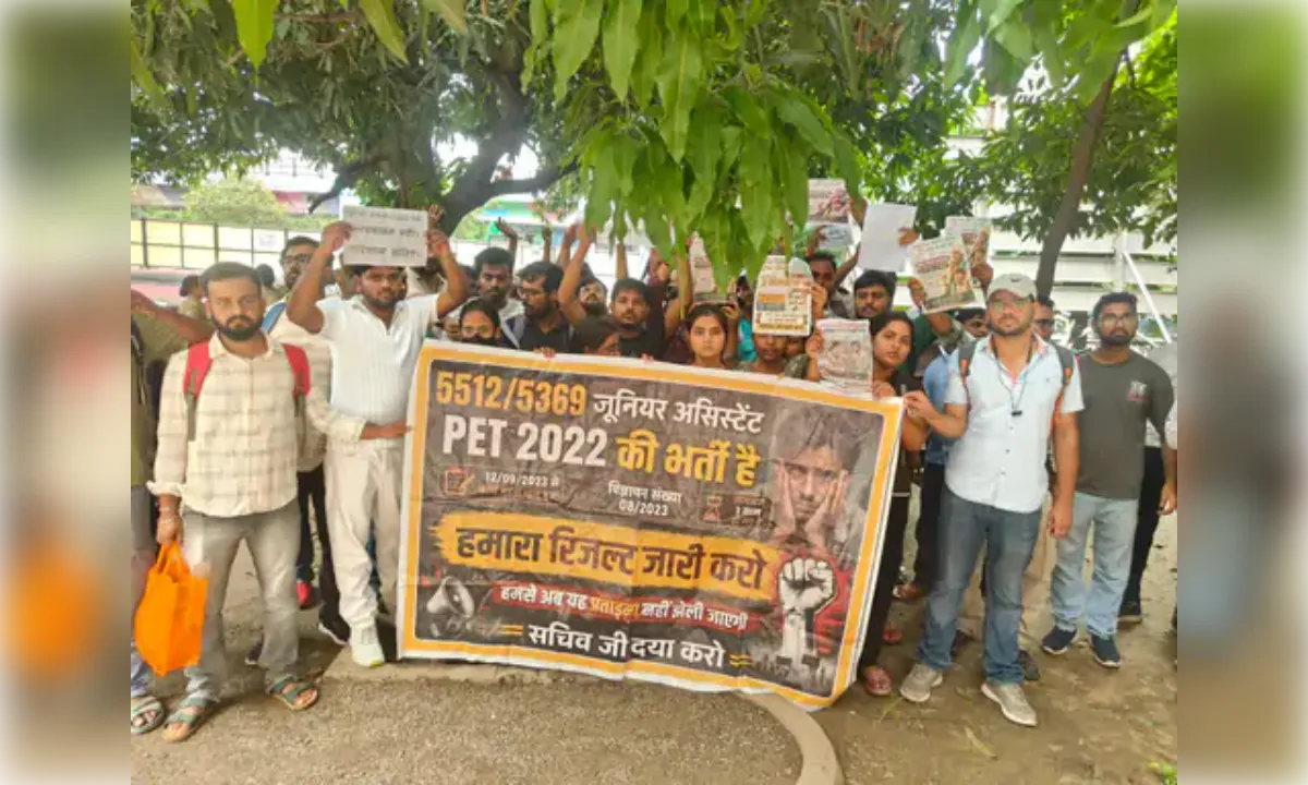 जूनियर असिस्टेंट अभ्यर्थियों का प्रदर्शन,रिजल्ट जारी कर नियुक्ति की मांग