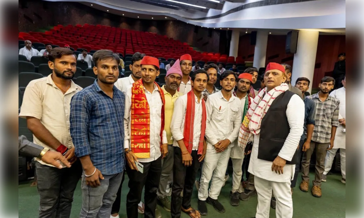 हरदोई से साइकिल यात्रा कर अखिलेश से मिलने पहुंचे छात्र