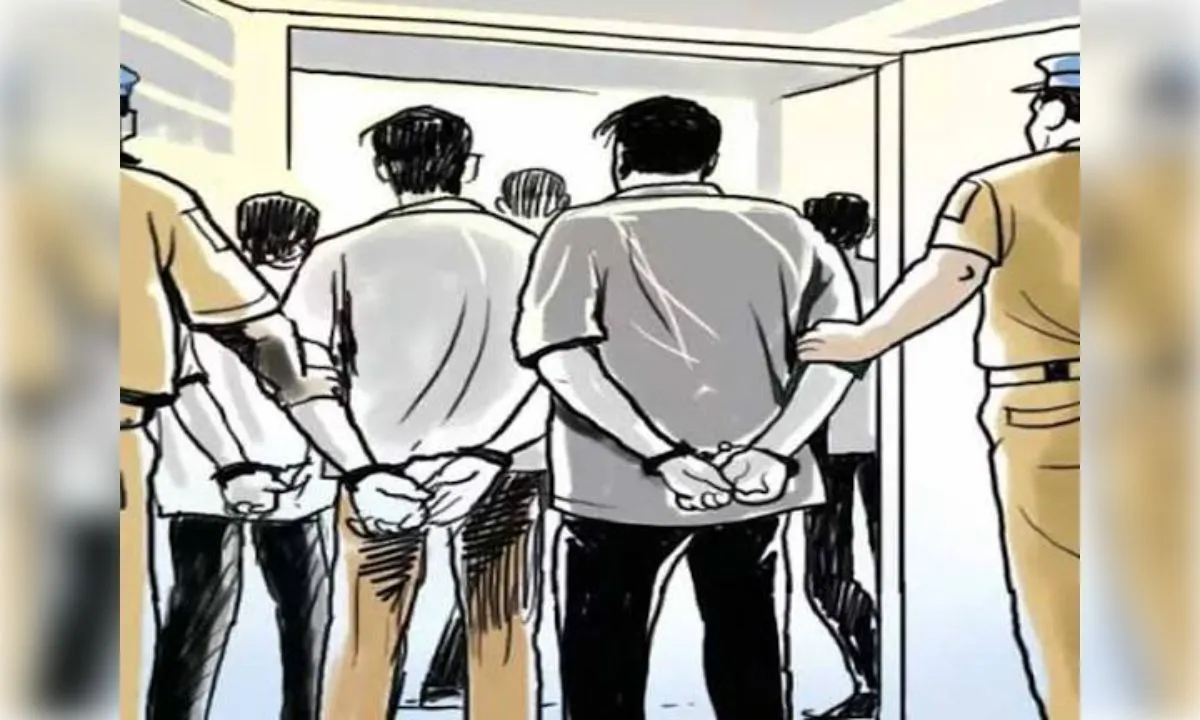 ई-रिक्शा और मोबाइल चोरी करने वाले दो आरोपी गिरफ्तार