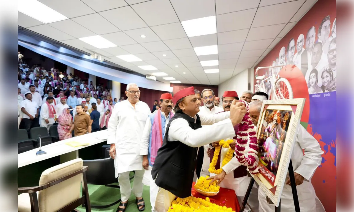 पूर्व सीएम अखिलेश ने मनाई महाराजा खेत सिंह खंगार जयंती 
