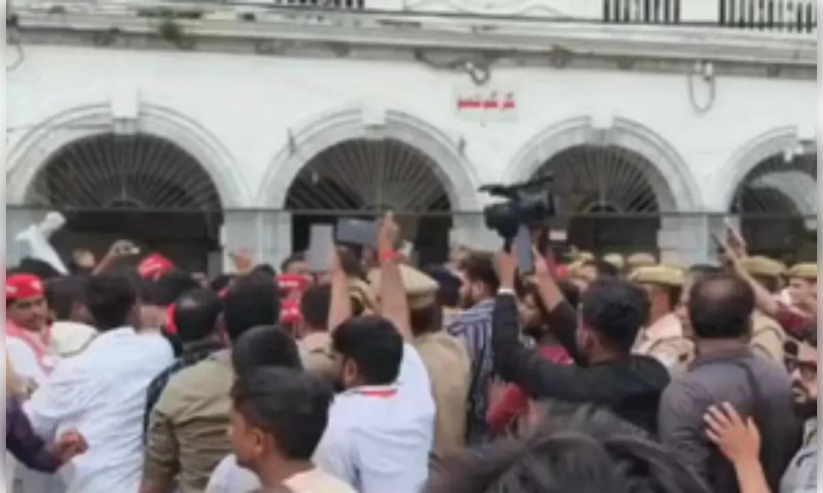 नगर निगम में भैंसों की नीलामी के विरोध उतरे सपा-आजाद पार्टी के कार्यकर्ता