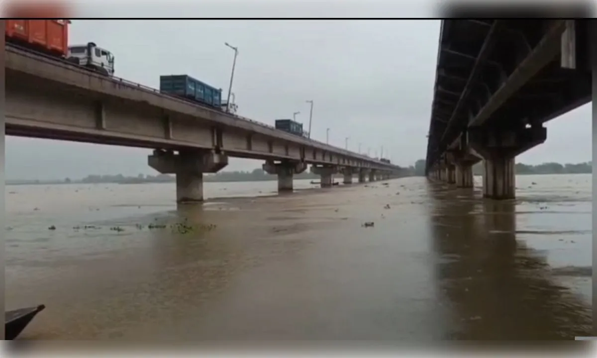 कानपुर गंगा नदी का जलस्तर चेतावनी स्तर से पार, बैराज से छोड़ा पानी
