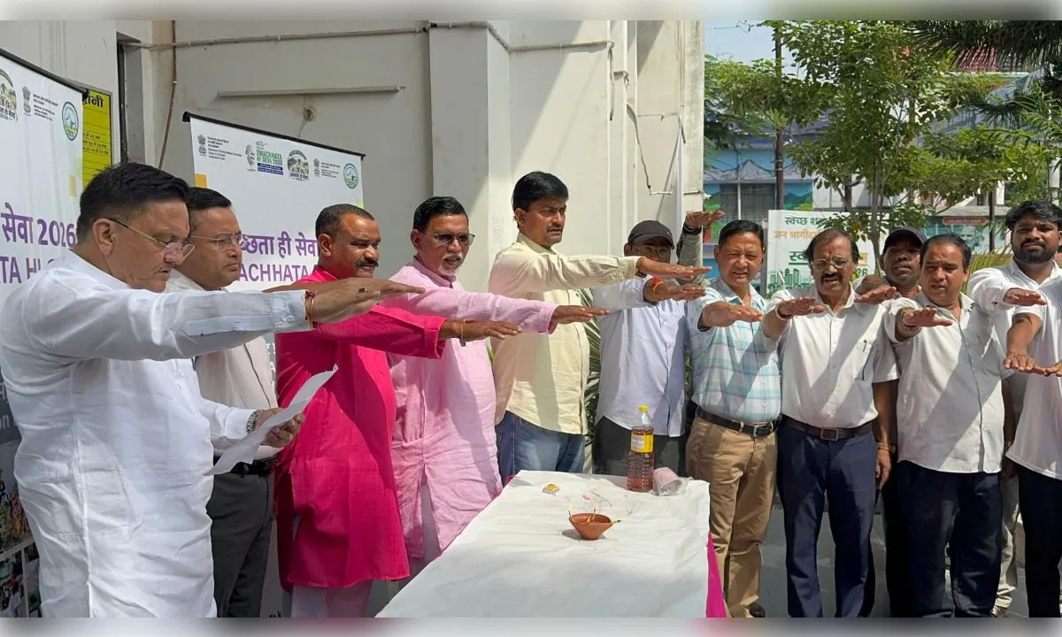 विश्वकर्मा पूजा पर महापौर ने दिलाई स्वच्छता की शपथ