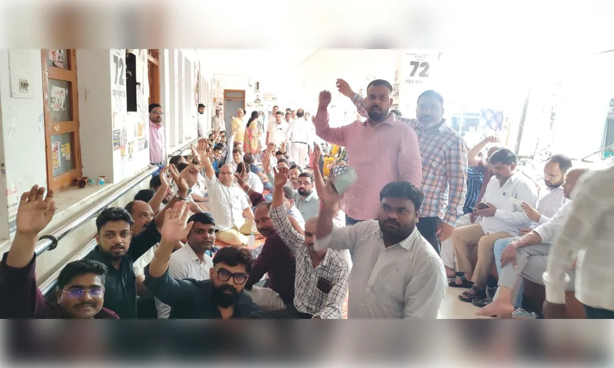 एसडीएम ने महिला लेखपाल को किया निलंबित,लेखपाल संघ धरने पर बैठा