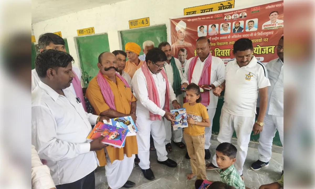 बंद स्कूल के बगल में गूंजा शिक्षा का मंत्र, शिक्षक दिवस पर बांटे बैग
