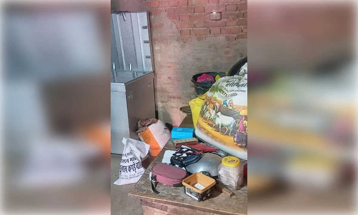 घर में धावा बोलकर सोने चांदी के जेवरात व नगदी उड़ाई
