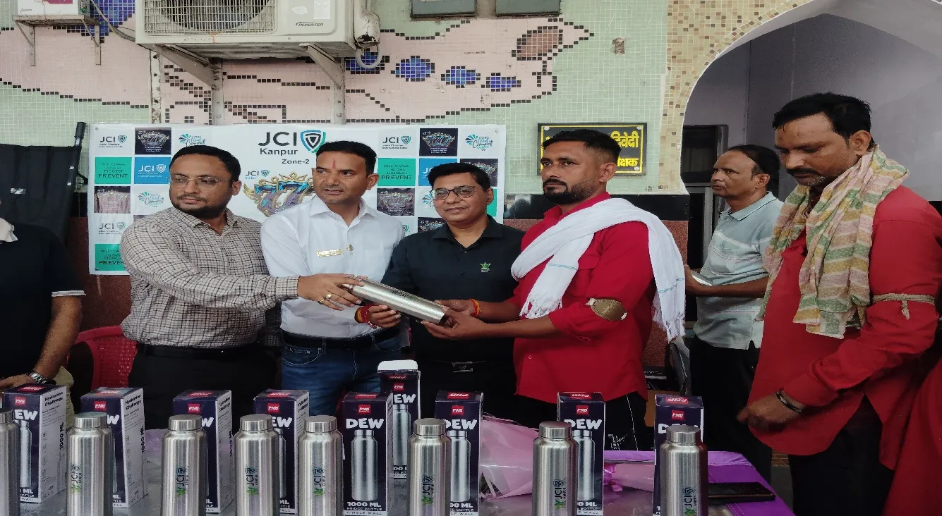 कानपुर सेंट्रल पर कुलियों को मिलीं स्टील की बोतलें