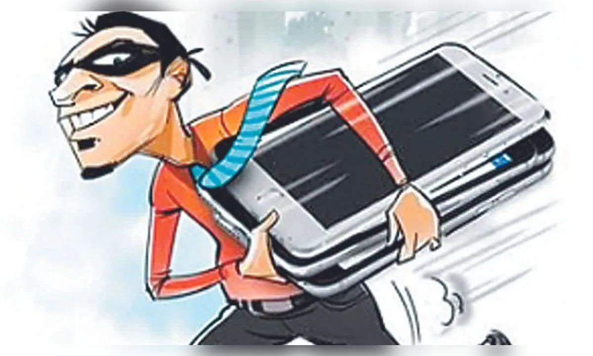 छत तोड़कर मोबाइल शॉप में घुसे चोर, नकदी-फोन के साथ कैमरा भी ले गए