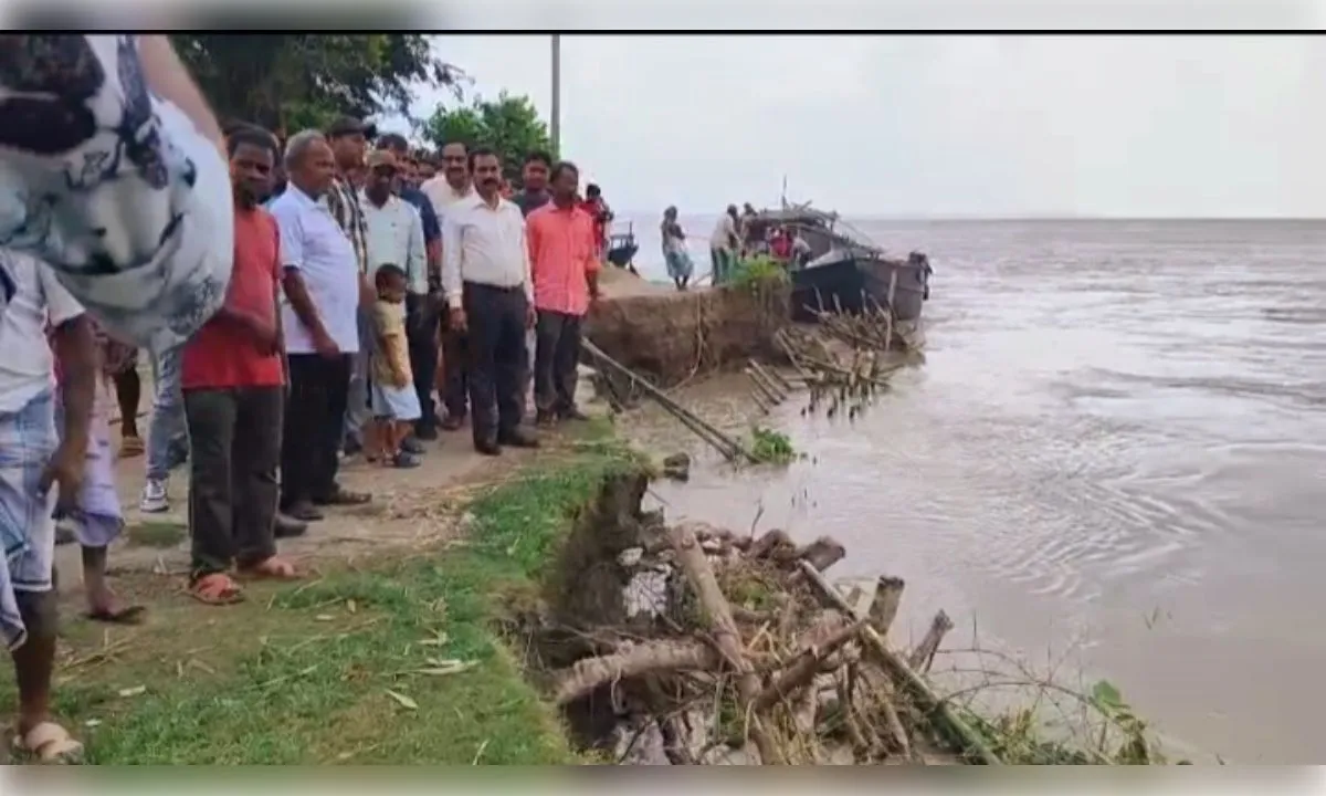 गंगा कटाव रोकने को 36 हजार करोड़ की योजना, अगले साल स्थायी समाधान