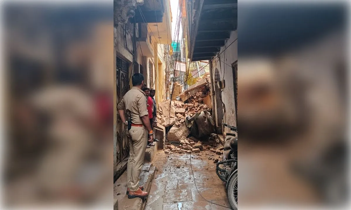 वाराणसी में टला बड़ा हादसा, भरभराकर गिरा जर्जर मकान का हिस्सा