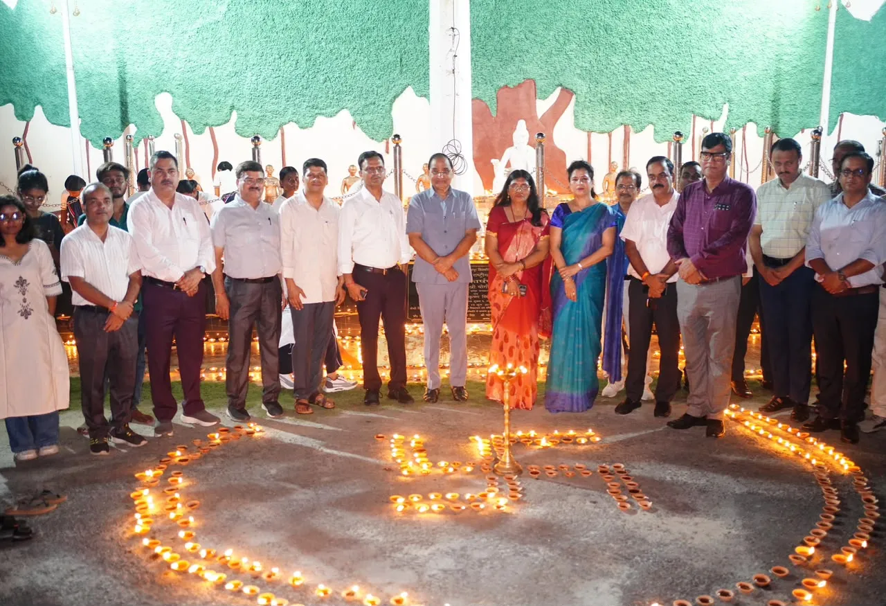 5100 दीपों से जगमगाया डीडीयू विश्वविद्यालय