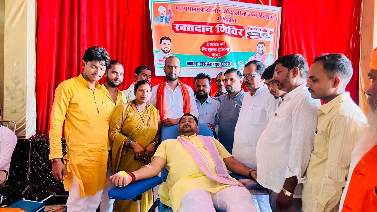 रक्तदान शिविर में 17 लोगों ने किया रक्तदान, 30 से अधिक ने लिया संकल्प