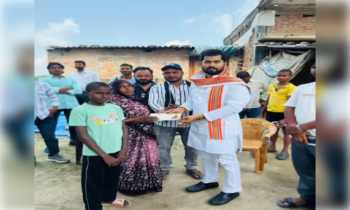 पीएम मोदी  के जन्मदिन पर विवेक मौर्य ने थामा जरूरतमंद राजभर परिवार का हाथ 