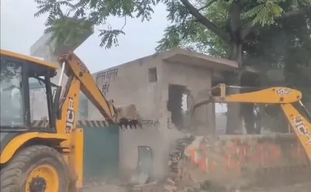 कानपुर में सरकारी जमीन पर चला बुलडोजर
