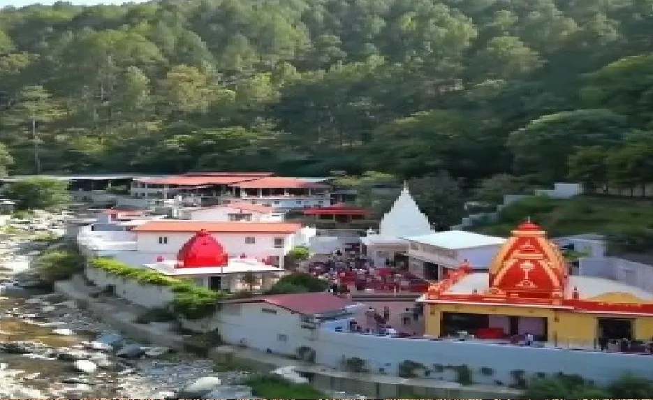 दो पहाड़ों के बीच बसा है बाबा नीम करौली का चमत्कारी धाम, लाखों भक्तों की है अटूट आस्था 